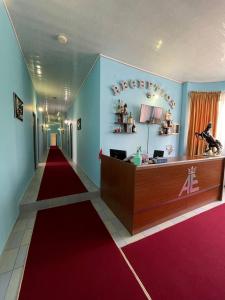 埃里温ALEM Hotel的酒店大堂铺有红地毯,设有前台