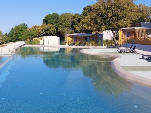 塞尔瑟Mobilehome LUNA Selce的庭院里的一个蓝色海水游泳池