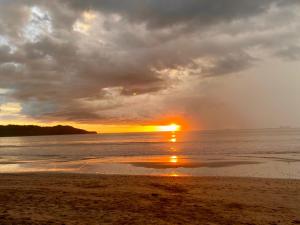 巴希利托Rustic Beach Front Hotel Brasilito的海滩上的日落和日落