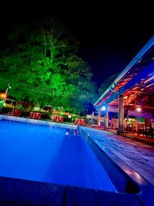 圣代佩德罗Ananda pousada chalé的一个夜晚有灯光的空游泳池