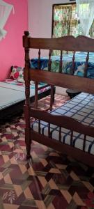蒙巴萨Akogo House - Hostel and Backpackers的一间卧室,卧室内配有一张木床