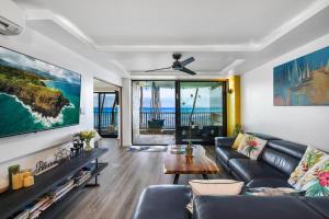 怀卢库Spectacular luxury , modern oceanfront condo Maalaea-Kihei ,Maui的客厅配有沙发和桌子