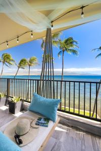 怀卢库Spectacular luxury , modern oceanfront condo Maalaea-Kihei ,Maui的海景客房中的吊床