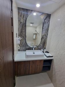 Cao LãnhHotel Trí Lê的一间带水槽和镜子的浴室