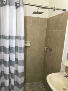 奥夫雷贡城Cerca de Parque industrial Nava 3 hab (Facturable)的浴室配有淋浴帘和盥洗盆。
