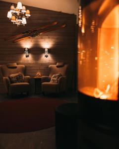 阿比斯库阿比斯库山区旅店的一间设有椅子和吊灯的等候室