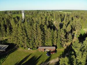 珀尔瓦Metsjärve apartments的树木林中房屋的空中景观