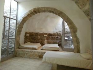 达纳达纳塔酒店的一间卧室设有两张石墙床。