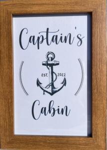 科佩尔Captain’s cabin的木框中锚的标志
