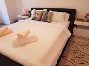 格拉德卡斯特利翁BRIZO SUITES的一间卧室配有一张大床和毛巾
