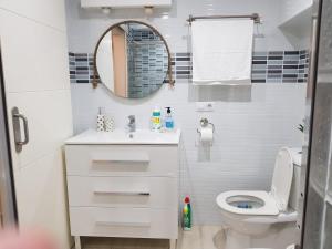 格拉德卡斯特利翁BRIZO SUITES的白色的浴室设有卫生间和镜子