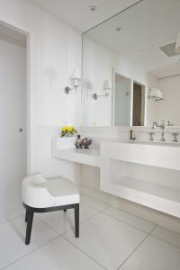 圣马丹德雷Villa Clarisse & Spa by Olivier Claire的白色的浴室设有水槽和凳子