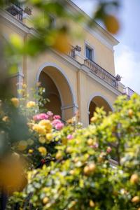 维克艾库塞安久丽列里大酒店的一座带阳台的建筑,前面有鲜花