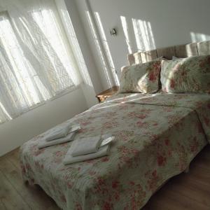 切什梅爱迪尔畔斯永旅馆的一间卧室配有一张床,上面有两条毛巾