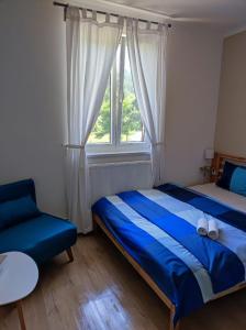 克赛拉迪Lávka Chocerady的一间卧室设有一张床、一个窗口和一把椅子