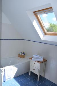 RofessartLe Verger du Patagon的带浴缸的浴室和窗户。