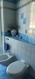 博尔戈马内罗'L SASS的浴室配有白色卫生间和盥洗盆。