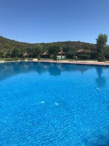 卡博尼格洛L'appartement Bella Vista - Vue panoramique sur la Méditerranée WIFI的蓝色海水大型游泳池