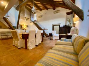 托迪德波卡圣洛伦佐特雷住宿酒店的客厅配有沙发和桌子