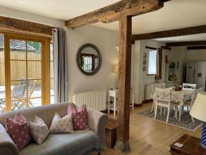 BuscotSpacious Cotswold country cottage的客厅配有沙发和桌子