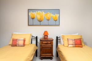 姆西达Spacious, Bright & Cosy 2 Bedroom 2 Bathroom Apartment - Msida Uni Heights的两张睡床彼此相邻,位于一个房间里