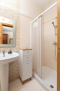 姆西达Spacious, Bright & Cosy 2 Bedroom 2 Bathroom Apartment - Msida Uni Heights的带淋浴和盥洗盆的浴室
