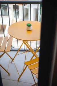 姆西达Spacious, Bright & Cosy 2 Bedroom 2 Bathroom Apartment - Msida Uni Heights的上面有植物的小桌子