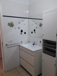 卡门港Departamento Joelle的白色的浴室设有水槽和镜子