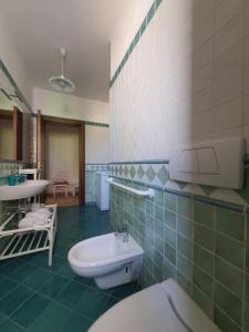 莱切A casa di Carla - Villa in Salento的浴室配有白色卫生间和盥洗盆。