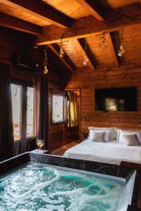 奇斯泰尼诺Mini spa in chalet bosco的一间卧室配有一张床和一个大型浴缸
