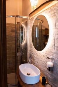 奇斯泰尼诺Mini spa in chalet bosco的一间带水槽和镜子的浴室
