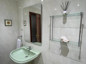 萨达Apartamento A Tenencia的一间带水槽和镜子的浴室