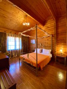 新马尔马拉斯Vigla Ias的小木屋内一间卧室,配有一张天蓬床