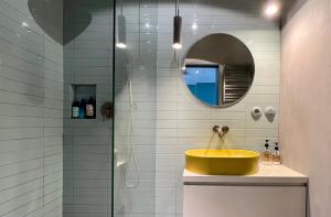 Tuż przy plaży - nowoczesny apartament z tarasem i pięknym widokiem na Bałtyk的一间浴室