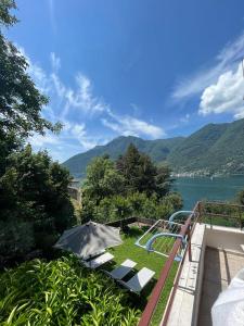 内索Giardino sul lago, La Vigna的享有泳池和水景的阳台