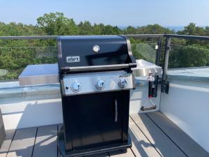 宾茨Penthouse am Südstrand - Dachterrasse mit Meerblick und Gasgrill, Klimaanlage, Luxus-Design-Apartment, 2 Minuten zum Strand, Strandkorb的船上的烧烤架