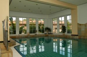 Ludorf奇洛福莱尔希酒店的一座大型游泳池,位于一座带窗户的建筑内