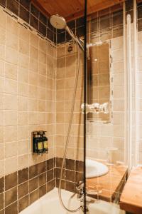 夏蒙尼-勃朗峰Les Grands Montets Hotel & Spa的带淋浴和盥洗盆的浴室