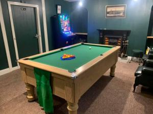艾茅斯Cutty Sark Inn的一个带电子游戏的房间的台球桌