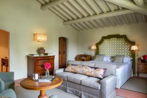 雷杰洛VIESCA Suites & Villas Il Borro Toscana的客厅配有沙发和1张床