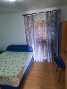 拉宾Apartman Kapelica的一间小卧室,配有床和窗户