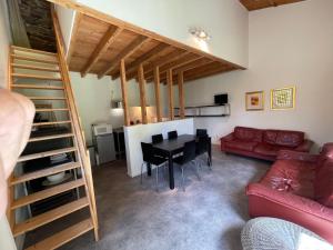 TrocheDordogne et Corrèze vacances - Gites的客厅配有红色的沙发和桌子