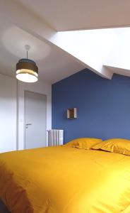 索米尔HISTOIRE DE LOIRE - LA TOUE的蓝色墙壁的房间里一张黄色的大床