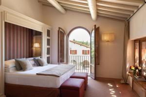 雷杰洛VIESCA Suites & Villas Il Borro Toscana的一间卧室设有一张床和一个大窗户