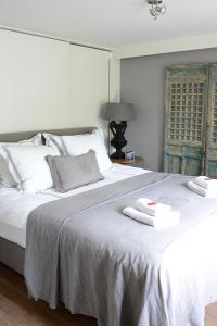 芬洛bb-jonashome的卧室配有一张白色大床和两条毛巾