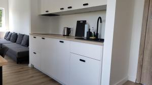 索波特Studio 4 Piętro II的白色的厨房配有柜台和沙发