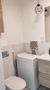 索波特Studio 4 Piętro II的白色的浴室设有卫生间和水槽。