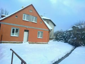 利波瓦拉尼Chata Elča的前面有雪的红色房子