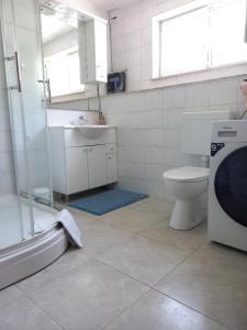 斯顿Kuća za odmor >Maro<的带淋浴、卫生间和盥洗盆的浴室