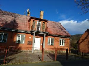 利波瓦拉尼Chata Elča的红色屋顶的橙色房子